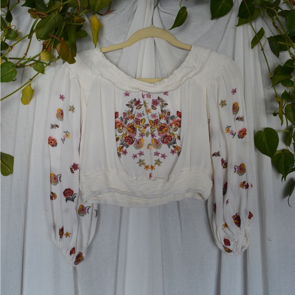 Prairie style crop top with floral embroidered details puff sleeves - Picture 2 of 3